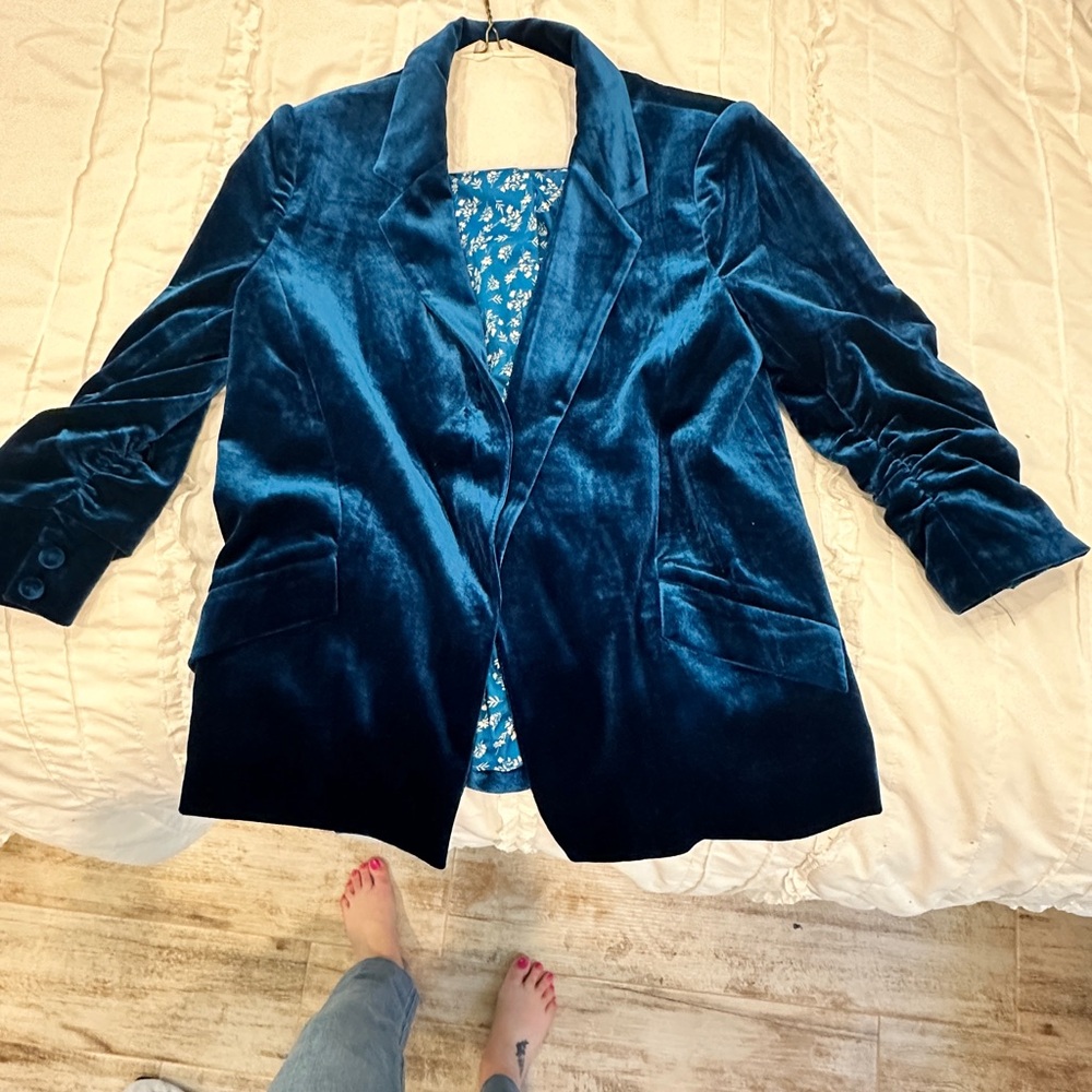 Skies Are Blue Velvet Blazer in Deep Blue